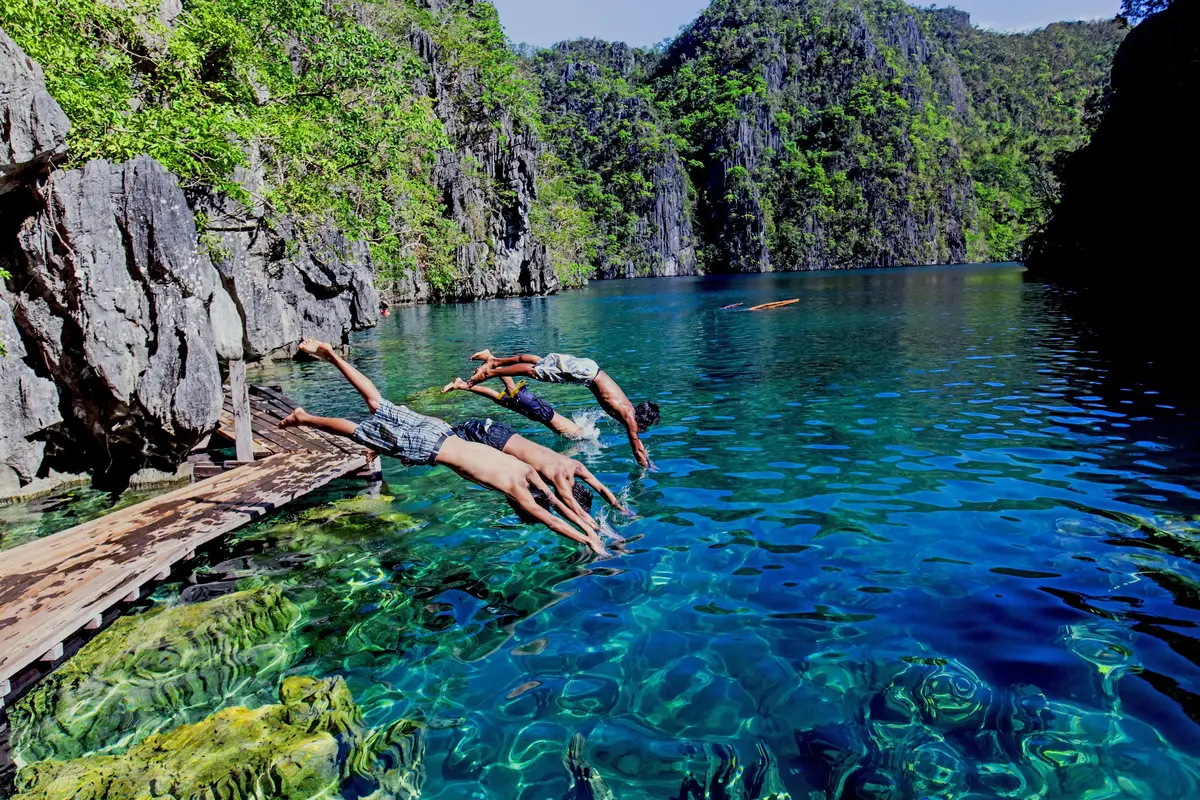 Limestone islands and turquoise water in El Nido