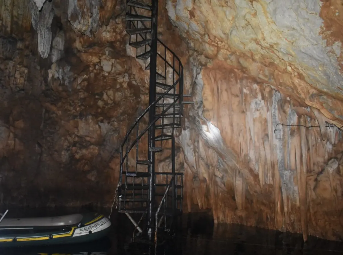 Rock formations inside Pukaway Cave, Coron Palawan
